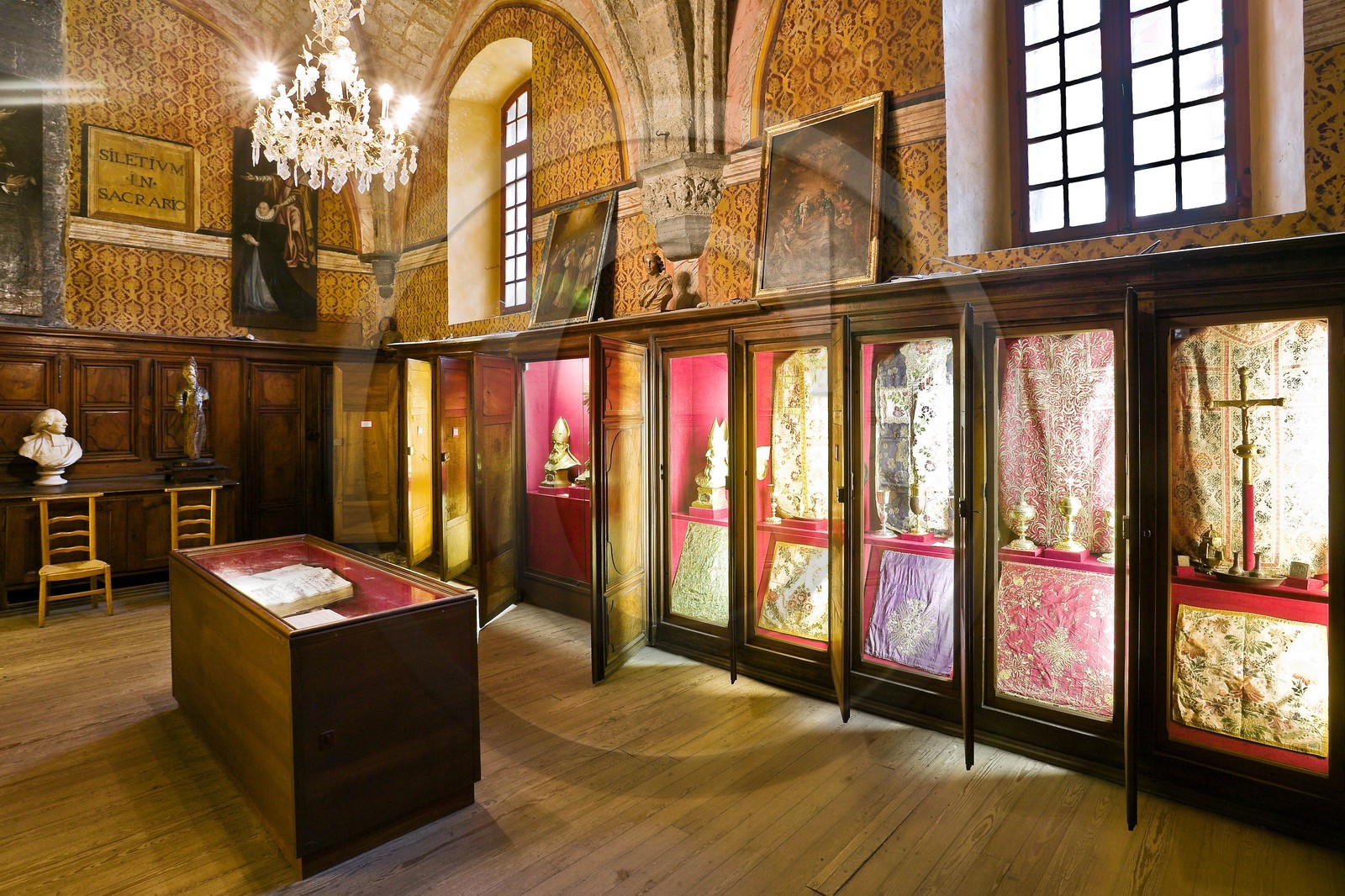 Embrun, Cathédrale Notre-Dame du Réal, musée d'art sacré, collection remarquable de vêtements sacerdotaux Embrun, Cathédrale Notre-Dame du Réal, musée d'art sacré, collection remarquable de vêtements sacerdotaux