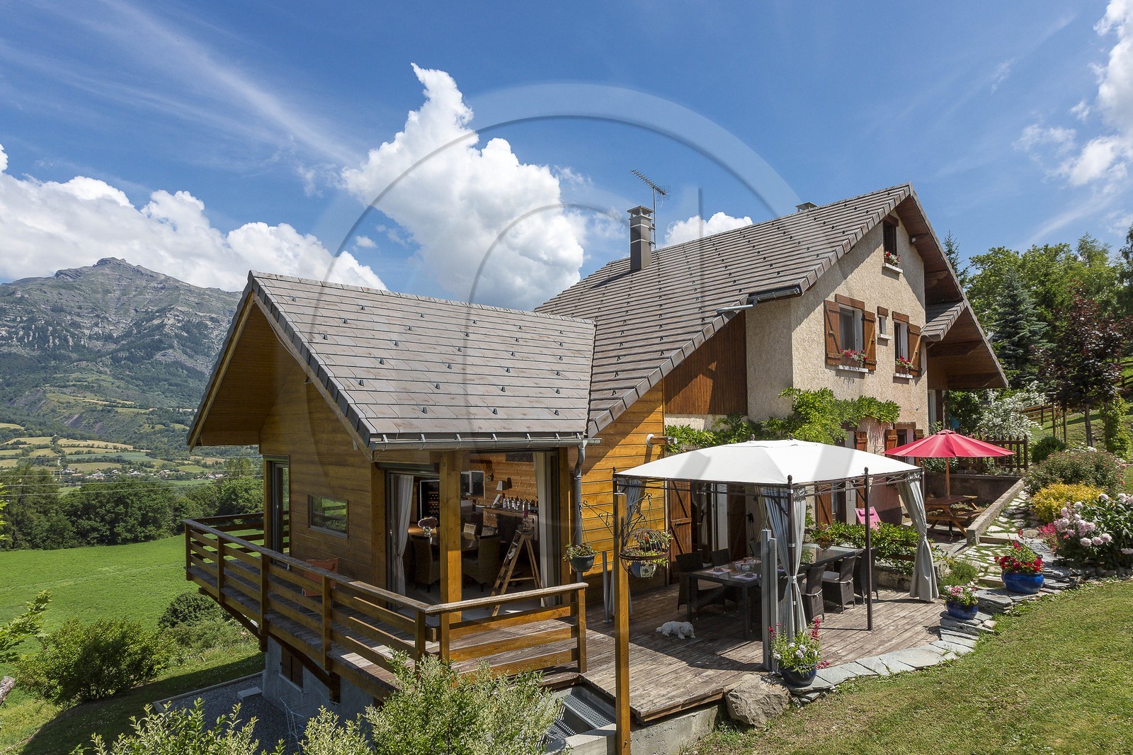 Saint-Léger-les-Mélèzes, Chambres et table d'hôtes La Coustille