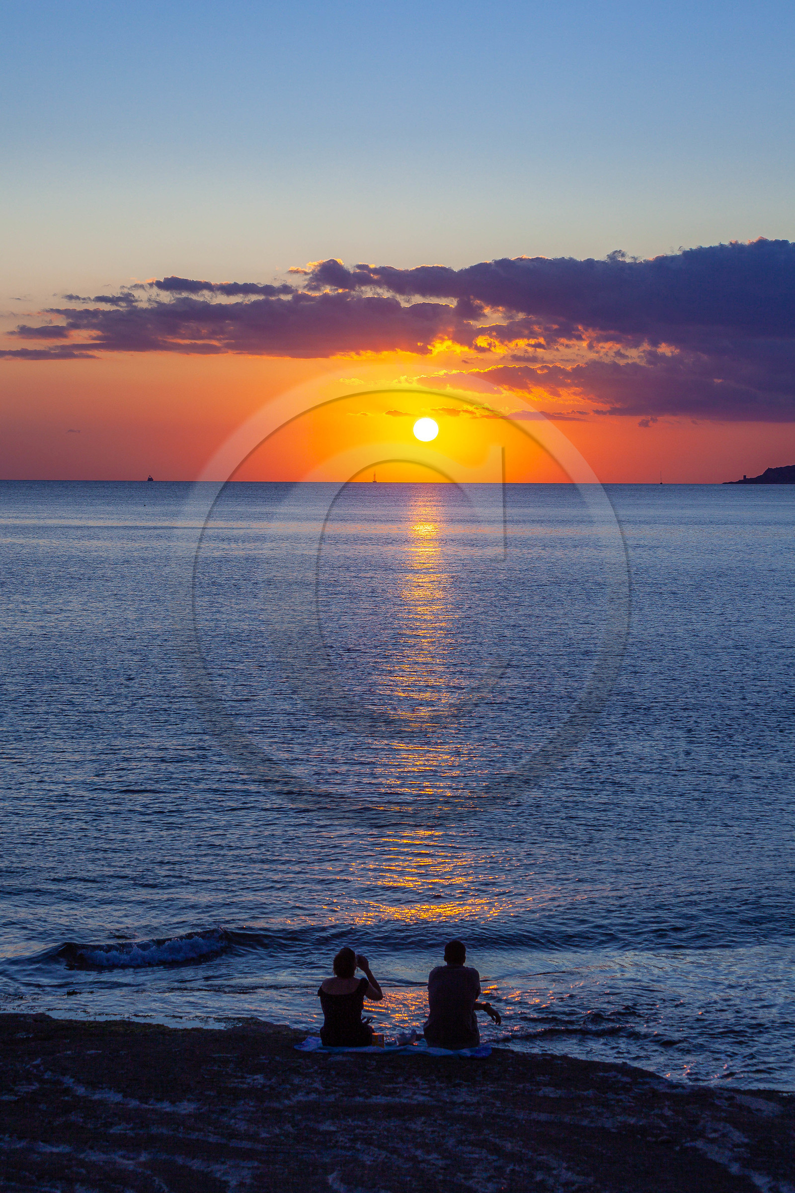 Couple au coucher de soleil sur Bonifacio