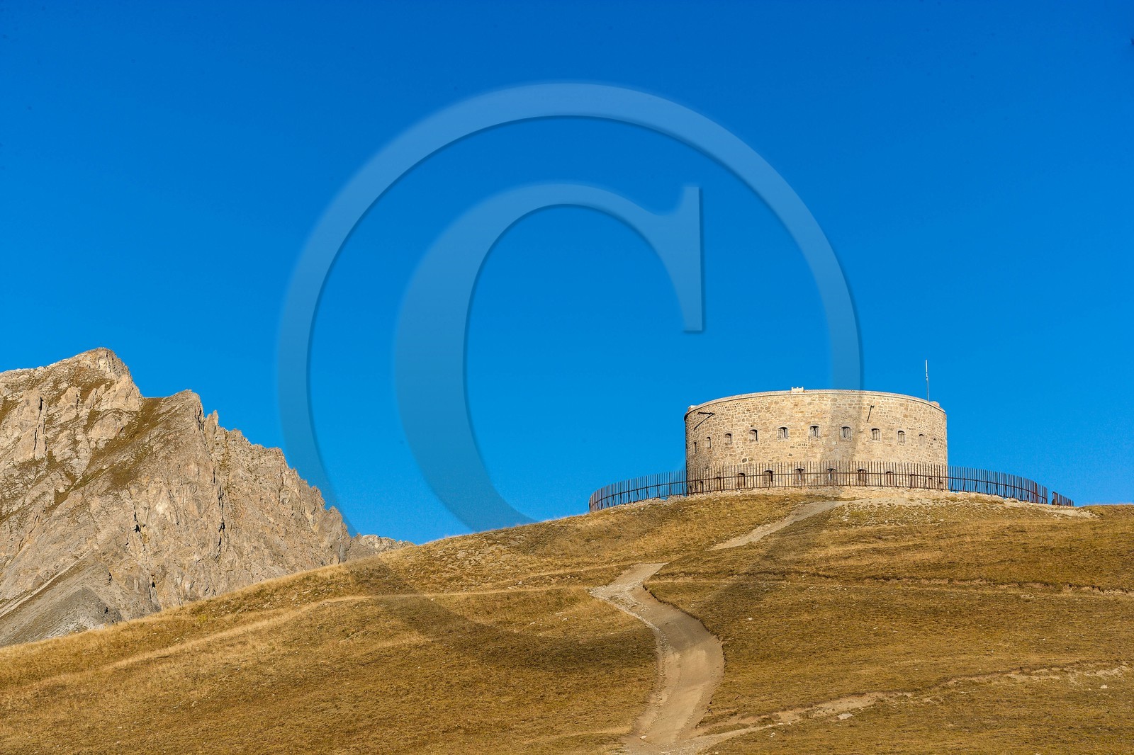 Fort de l'Olive. Il se situe à une altitude de 2239 m, au-dessus de Plampinet Fort de l'Olive. Il se situe à une altitude de 2239 m, au-dessus de Plampinet