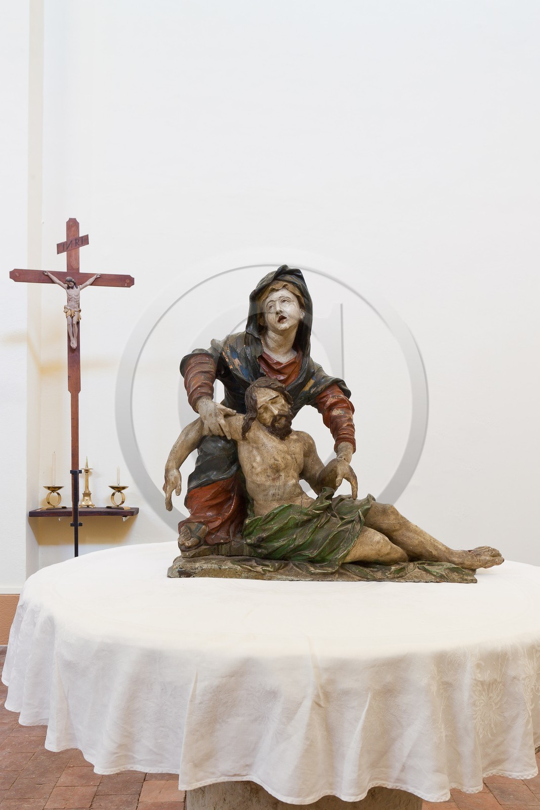 Village de l'Epine, église paroissiale du XIXème siècle recèle une pietà en bois sculptée datant du XIème siècle Village de l'Epine, église paroissiale du XIXème siècle recèle une pietà en bois sculptée datant du XIème siècle