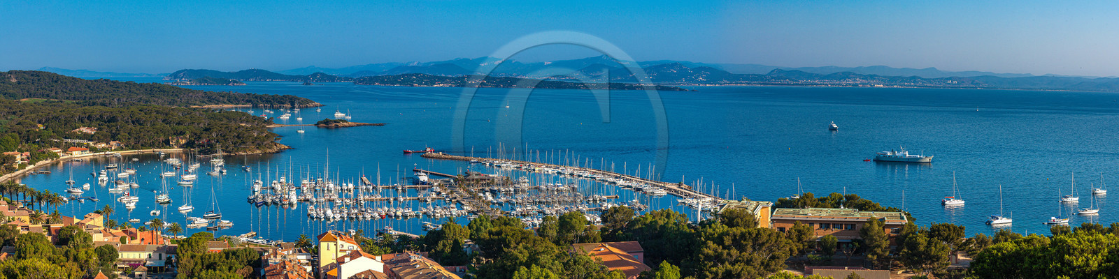 Parc national de Port-Cros, vue de la baie depuis le fort Sainte-Agathe Parc national de Port-Cros, vue de la baie depuis le fort Sainte-Agathe