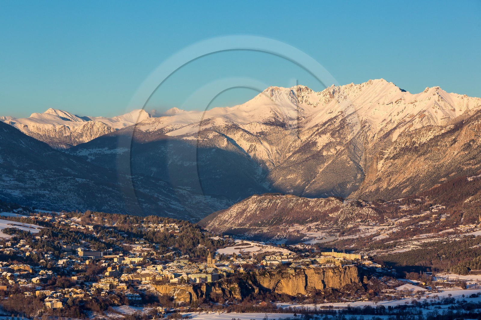 La ville d'Embrun est construite sur un roc et domine la Durance La ville d'Embrun est construite sur un roc et domine la Durance