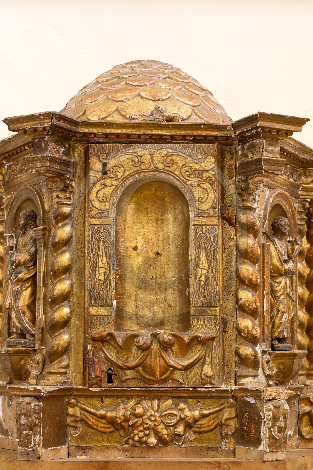 Village de l'Epine, tabernacle en bois doré à coupole byzantine et colonnes torsadées de l' église paroissiale Village de l'Epine, tabernacle en bois doré à coupole byzantine et colonnes torsadées de l' église paroissiale