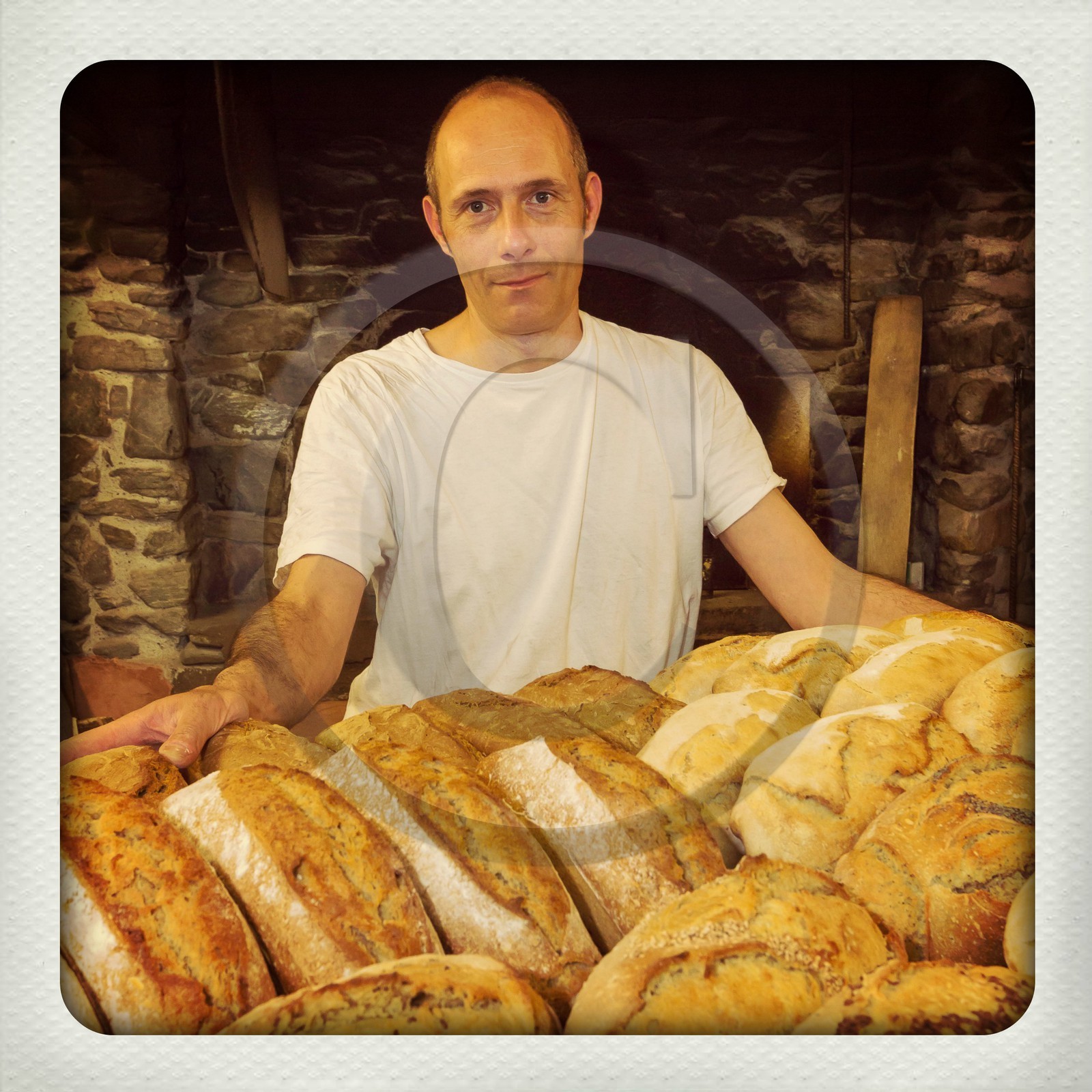 Valbonnais, Entraigues, fournil de Gragnolet, Vincent Billard fabrication pain biologique avec la farine du Trièves petri a la main methode traditionnelle  et cuit au feu de bois