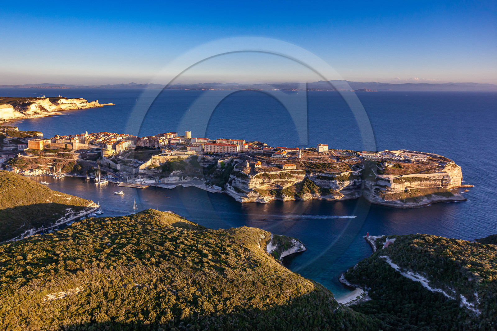 La citadelle et le port de Bonifacio La citadelle et le port de Bonifacio