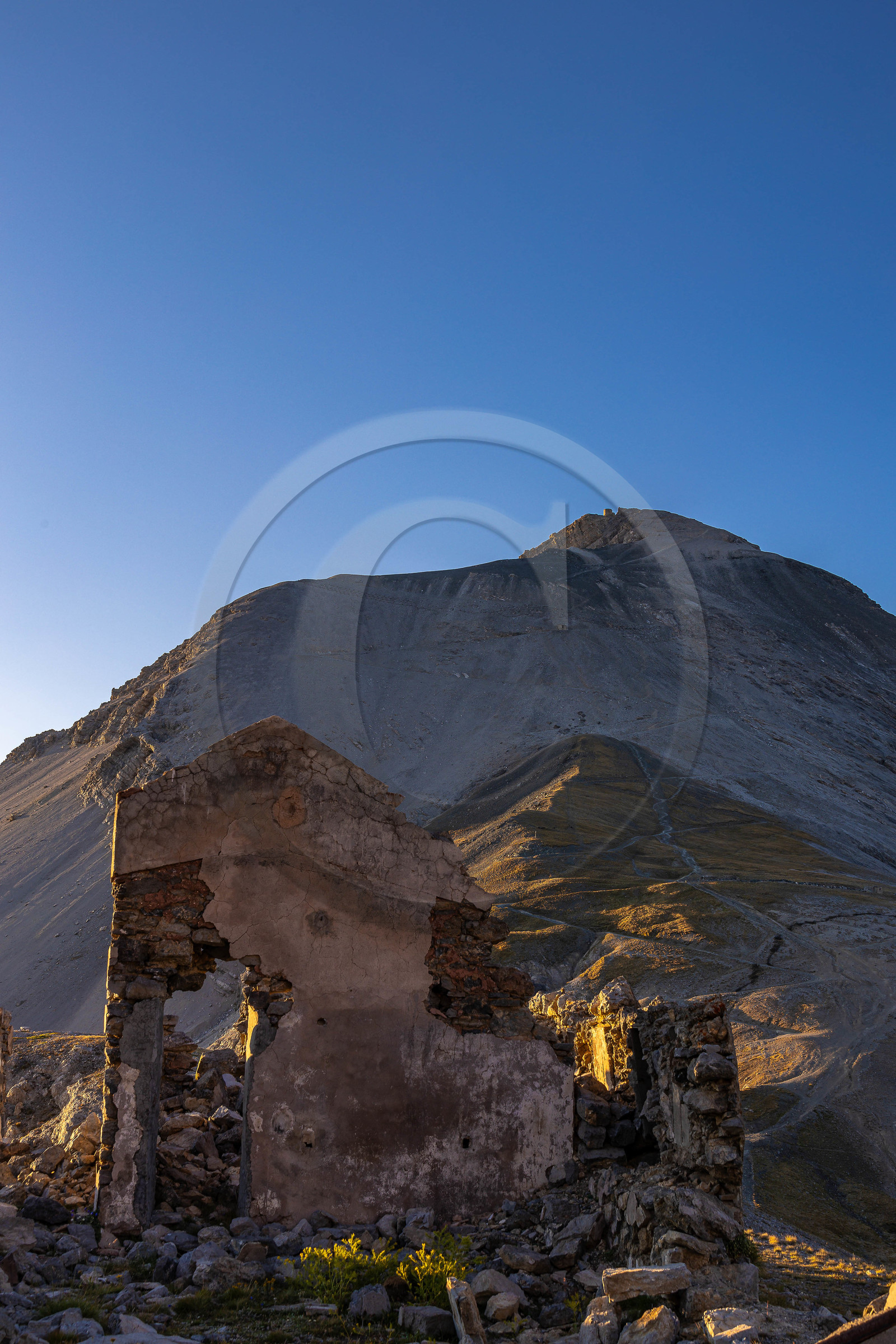 Col du Chaberton et les ruines de l'ancien camp militaire