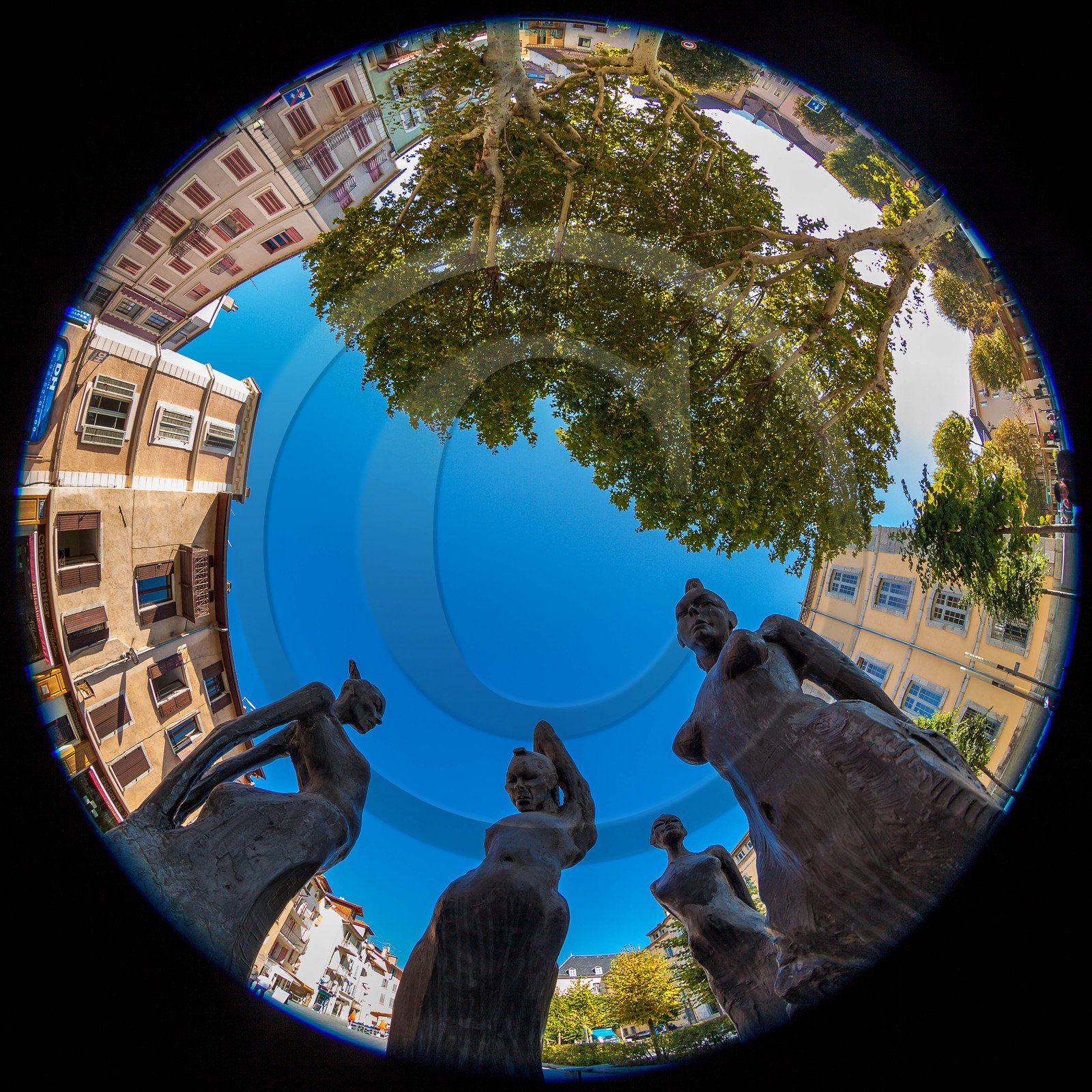 Esplanade de la Paix, Complicité : sculpture de Mithon