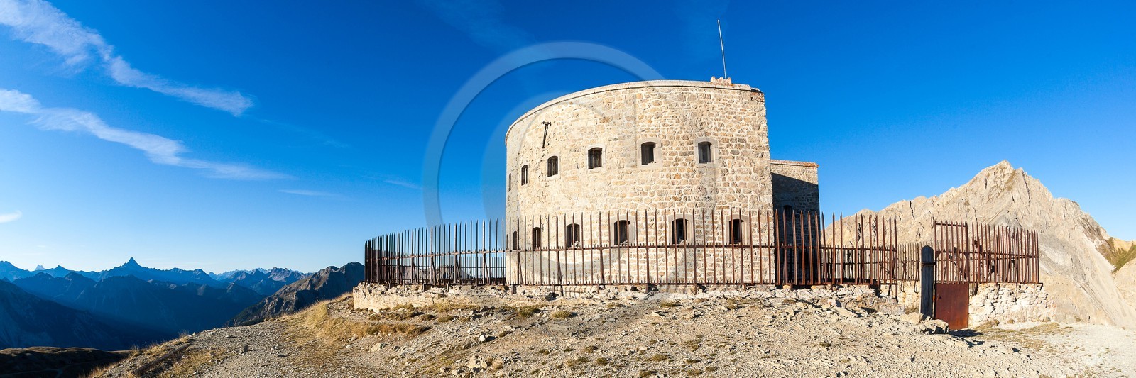 Fort de l'Olive. Il se situe à une altitude de 2239 m, au-dessus de Plampinet Fort de l'Olive. Il se situe à une altitude de 2239 m, au-dessus de Plampinet