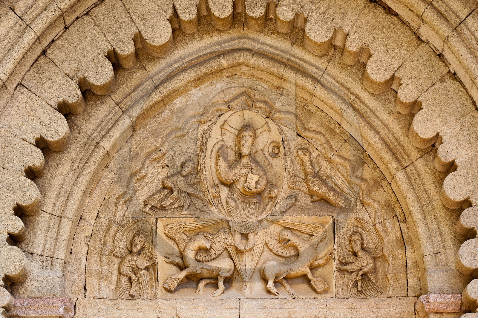 Prieuré Notre-Dame de Ganagobie, portail surmonté d’archivoltes en arc festonné brisé et tympan sculpté Prieuré Notre-Dame de Ganagobie, portail surmonté d’archivoltes en arc festonné brisé et tympan sculpté