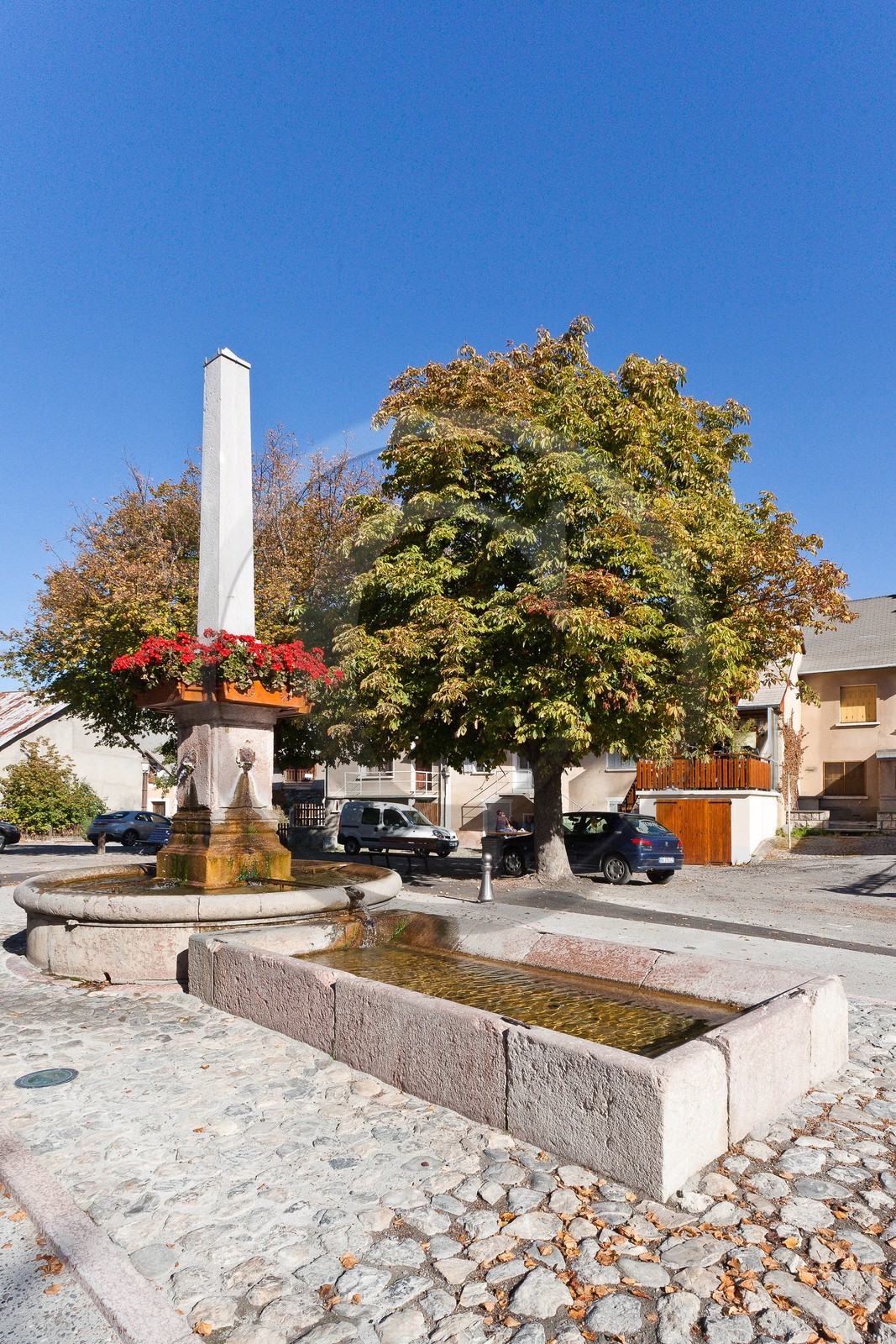 Chorges, fontaine et lavoir de la place du Fort Chorges, fontaine et lavoir de la place du Fort