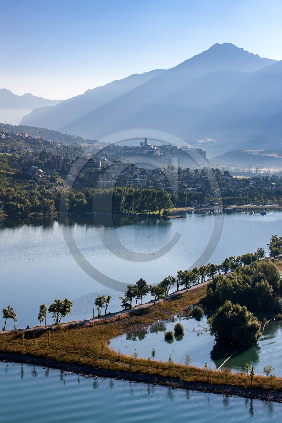 Lac de Serre-Ponçon, Embrun et le plan d'eau