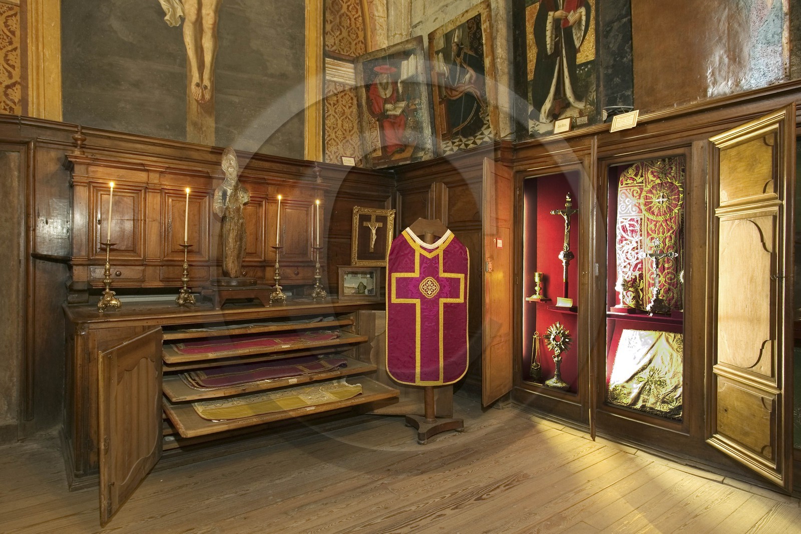 Embrun, Cathédrale Notre-Dame du Réal, musée d'art sacré, collection remarquable de vêtements sacerdotaux Embrun, Cathédrale Notre-Dame du Réal, musée d'art sacré, collection remarquable de vêtements sacerdotaux