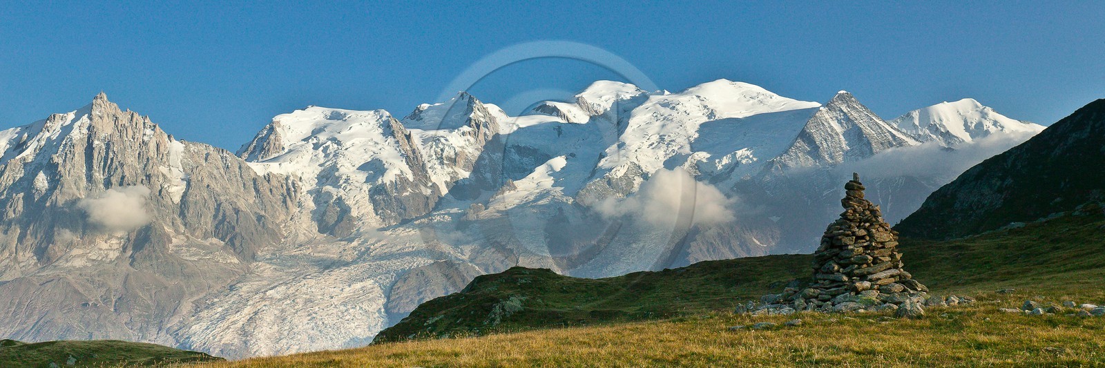Réserve naturelle de Carlaveyron, cairn au col de Bellachat et le Mont-Blanc Réserve naturelle de Carlaveyron, cairn au col de Bellachat et le Mont-Blanc