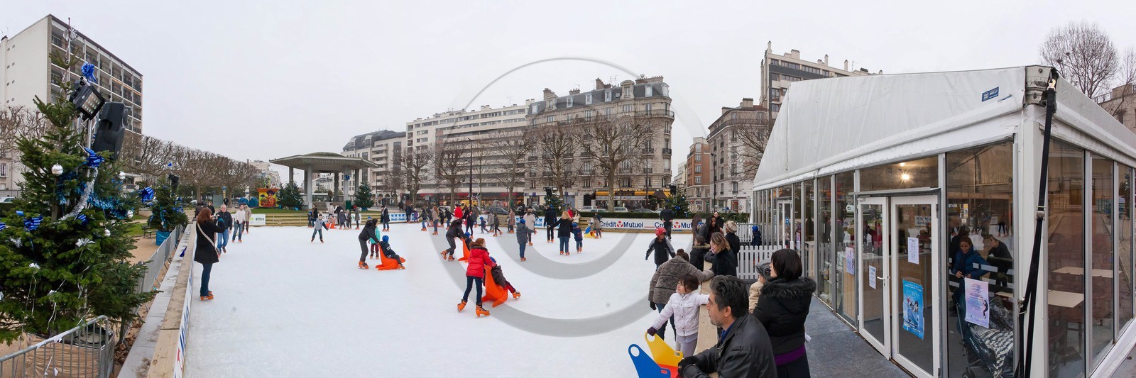 La patinoire en glace naturelle installée par Synerglace à Charenton-le-Pont La patinoire en glace naturelle installée par Synerglace à Charenton-le-Pont