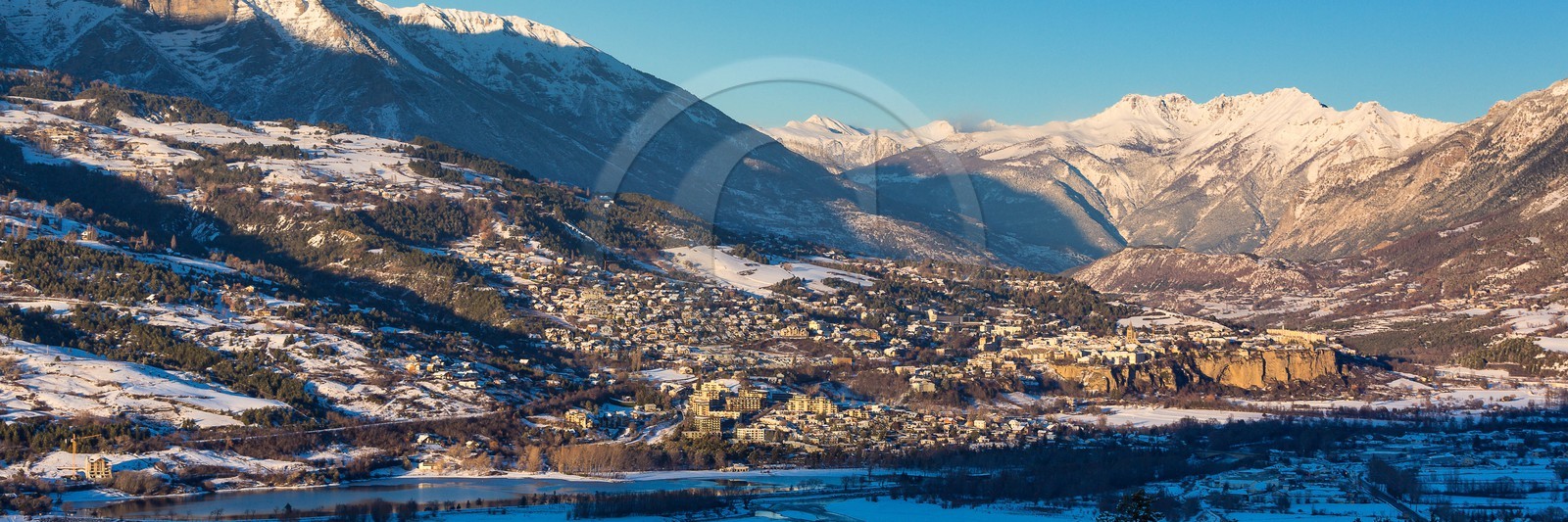 La ville d'Embrun est construite sur un roc et domine la Durance La ville d'Embrun est construite sur un roc et domine la Durance