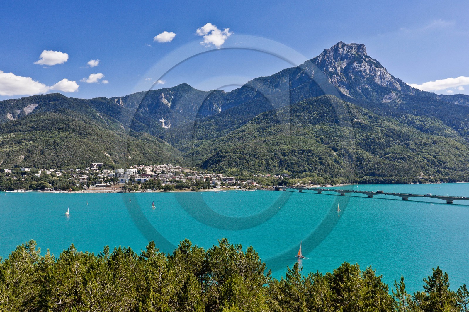 Lac de Serre-Ponçon, Savines-le-Lac, le Pic de Morgon et le pont Lac de Serre-Ponçon, Savines-le-Lac, le Pic de Morgon et le pont