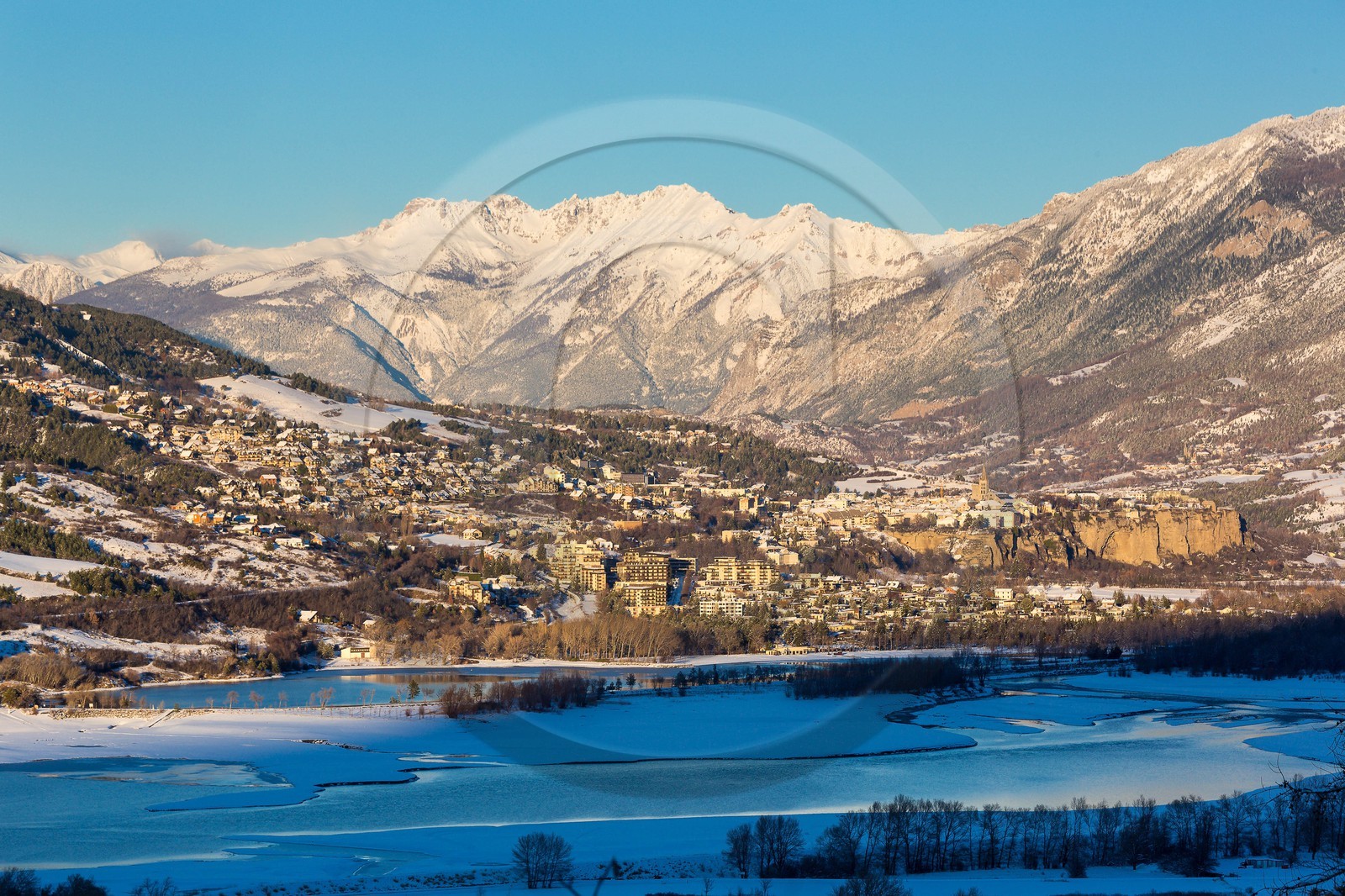 La ville d'Embrun est construite sur un roc et domine la Durance