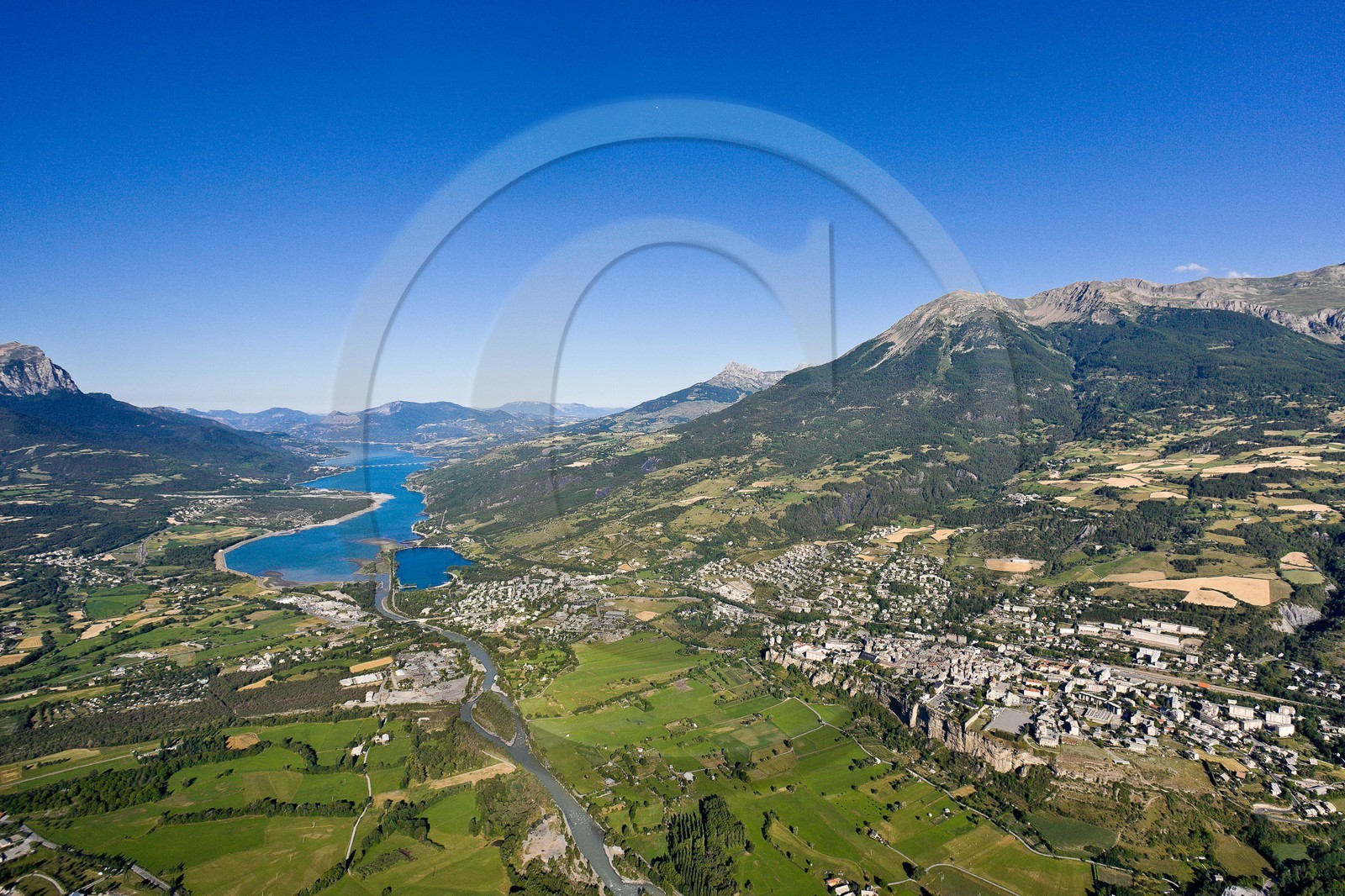 Lac de Serre-Ponçon, le plan d'eau et la ville d'Embrun