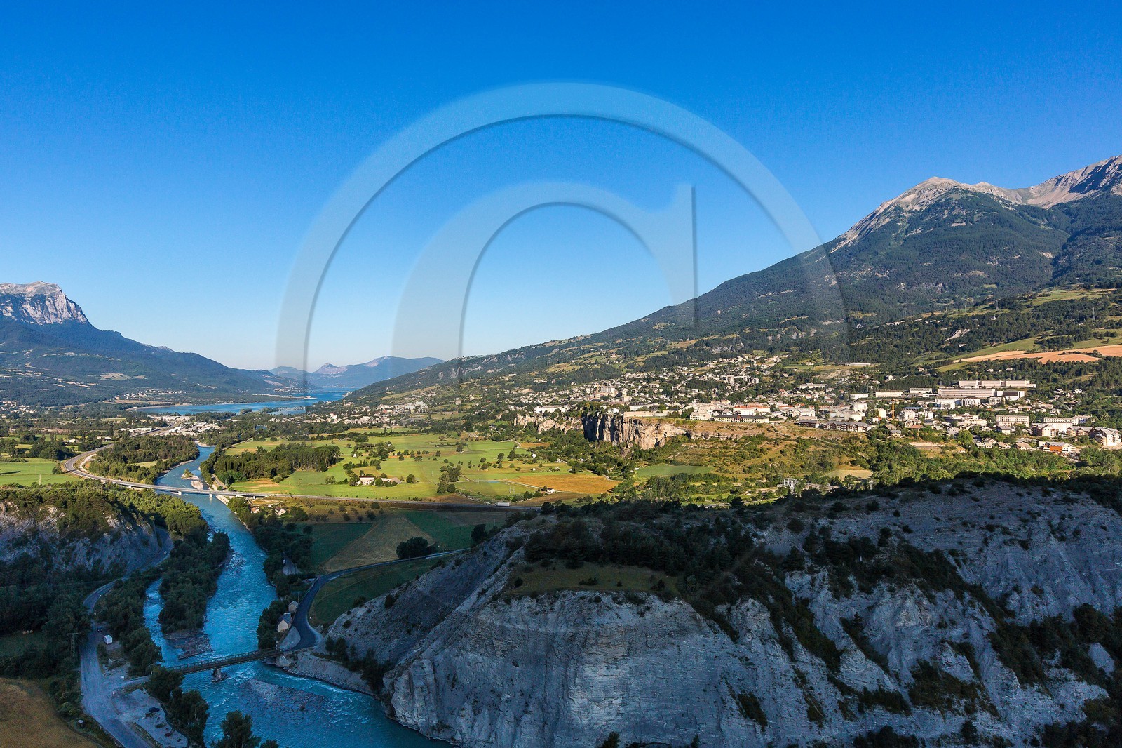 La ville d'Embrun est construite sur un roc et domine la Durance