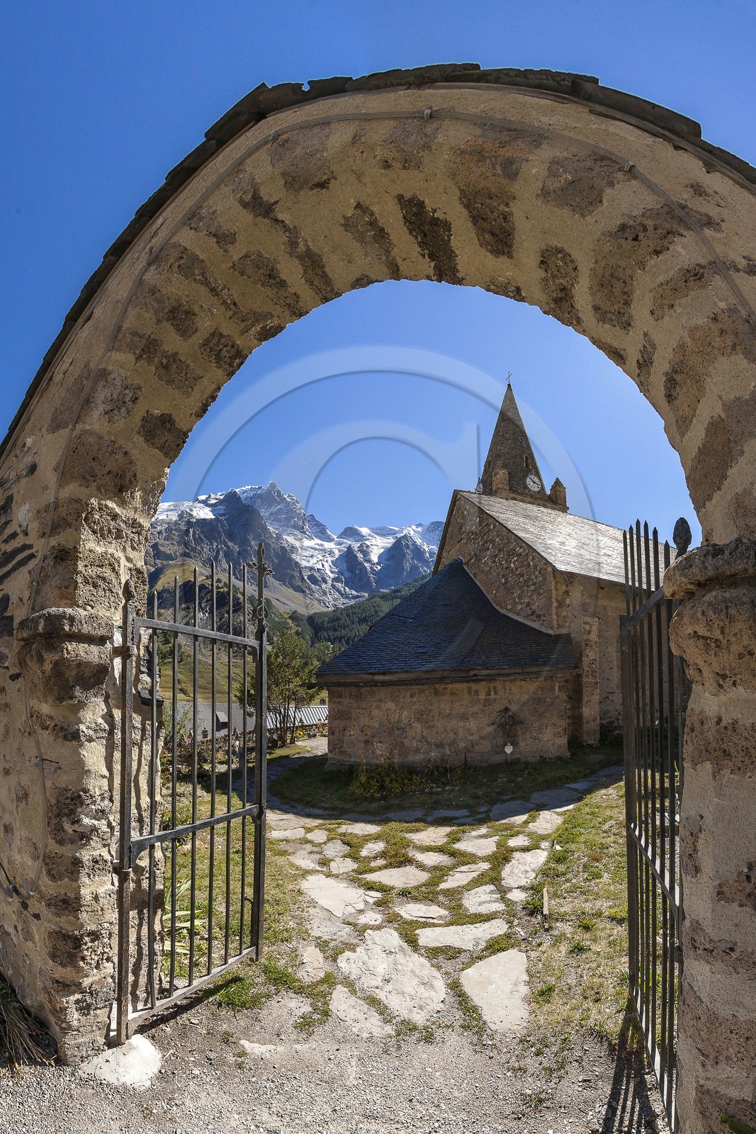 La Meije, La Grave, L'église romane Notre-Dame-de-l'Assomption date du XIe et début XIIe siècle La Meije, La Grave, L'église romane Notre-Dame-de-l'Assomption date du XIe et début XIIe siècle