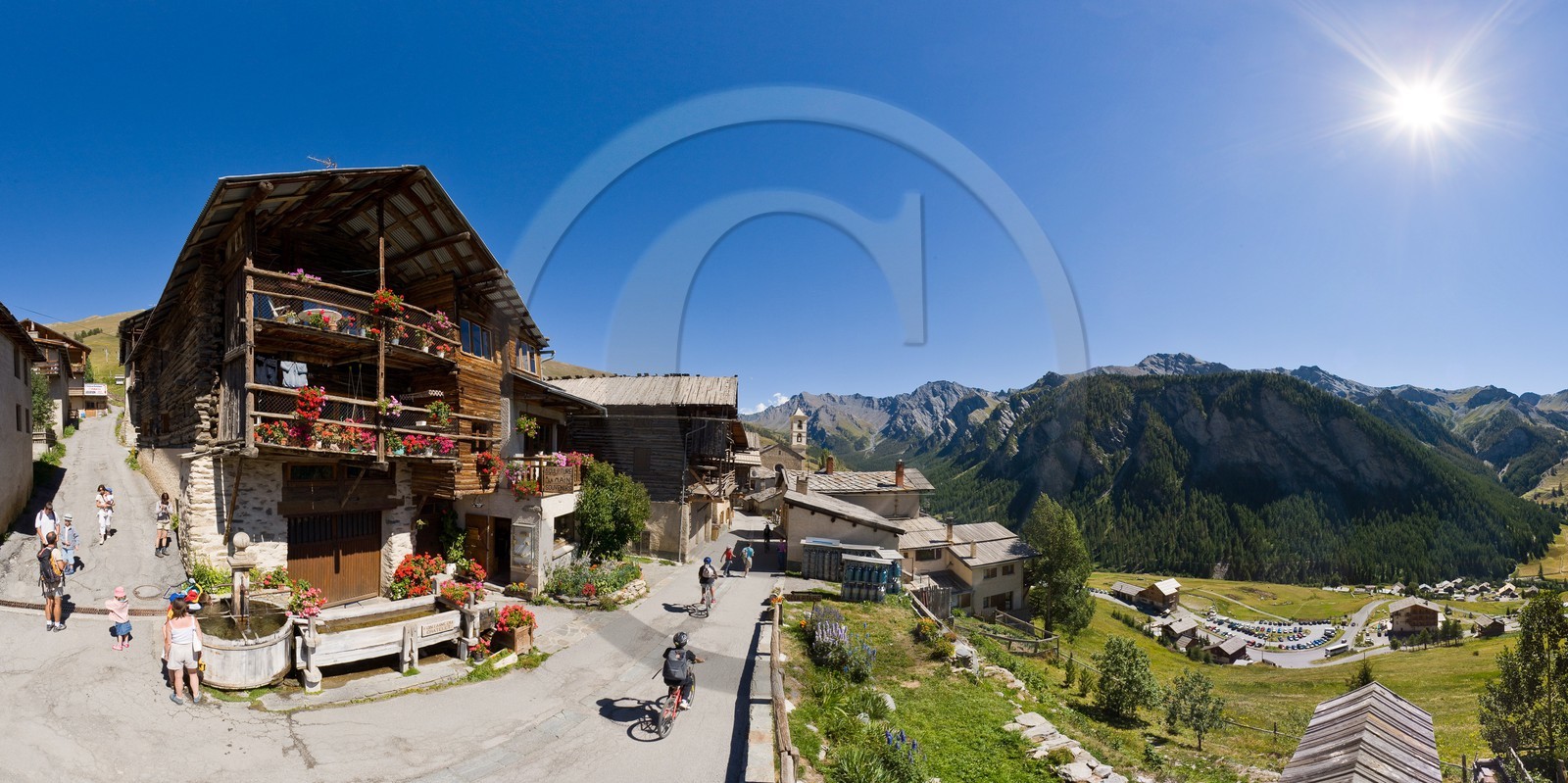 Saint-Véran, 2 042 m d'altitude,  plus haute commune  d'Europe