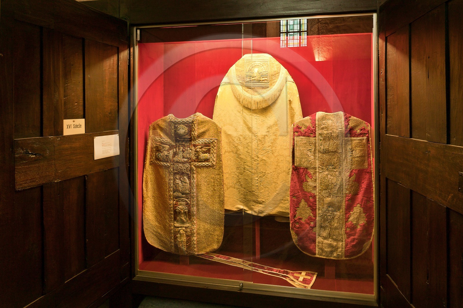 Embrun, Cathédrale Notre-Dame du Réal, musée d'art sacré, collection remarquable de vêtements sacerdotaux Embrun, Cathédrale Notre-Dame du Réal, musée d'art sacré, collection remarquable de vêtements sacerdotaux