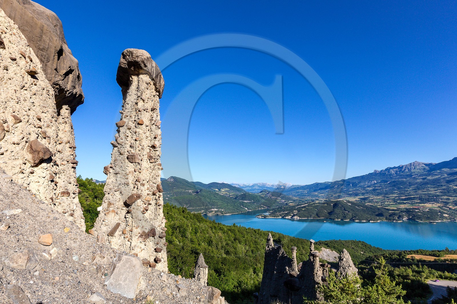 Le Sauze-du-Lac, site classé des Demoiselles Coiffées,  appelées également cheminées de fées