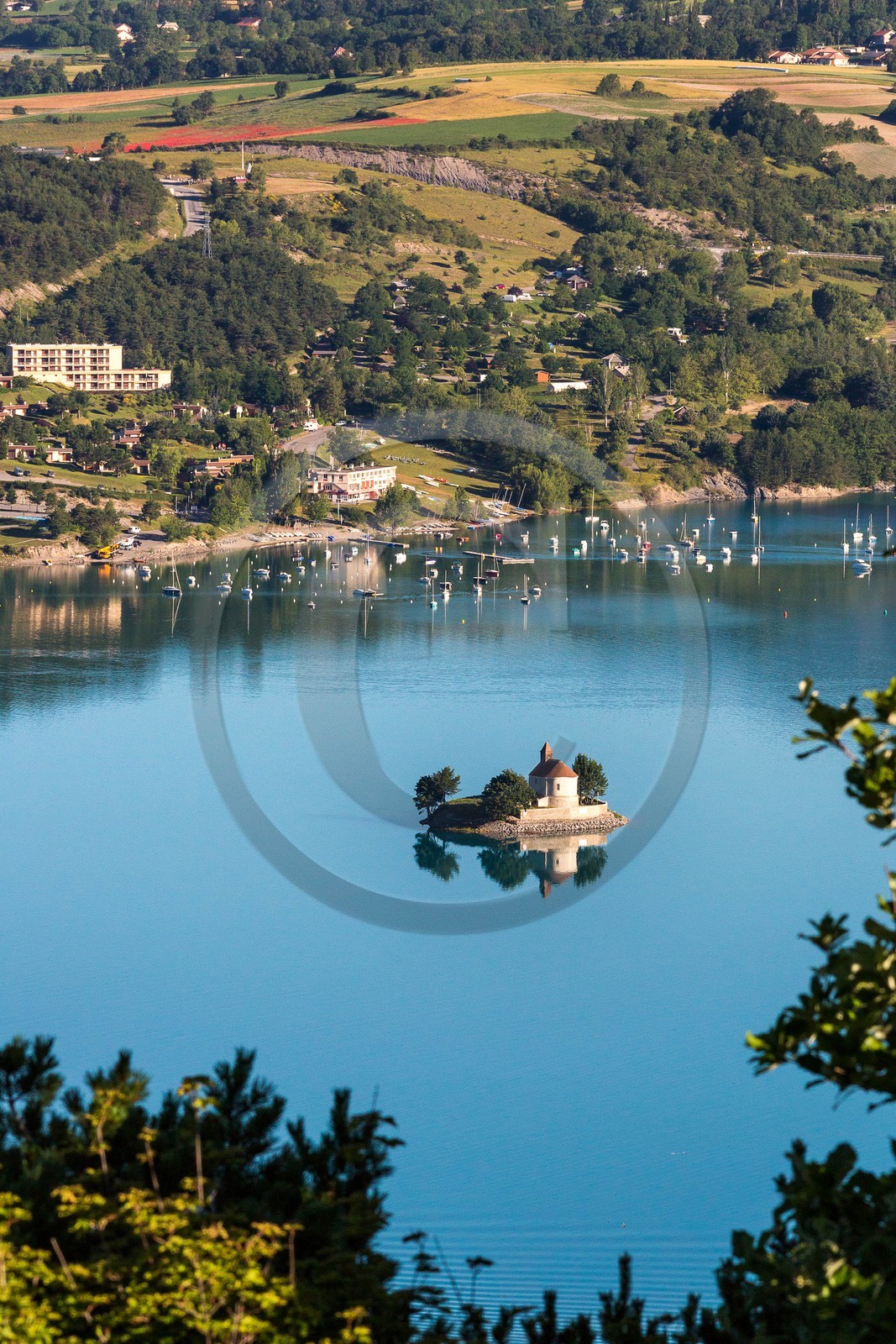 Lac de Serre-Ponçon, la baie et la Chapelle Saint-Michel Lac de Serre-Ponçon, la baie et la Chapelle Saint-Michel