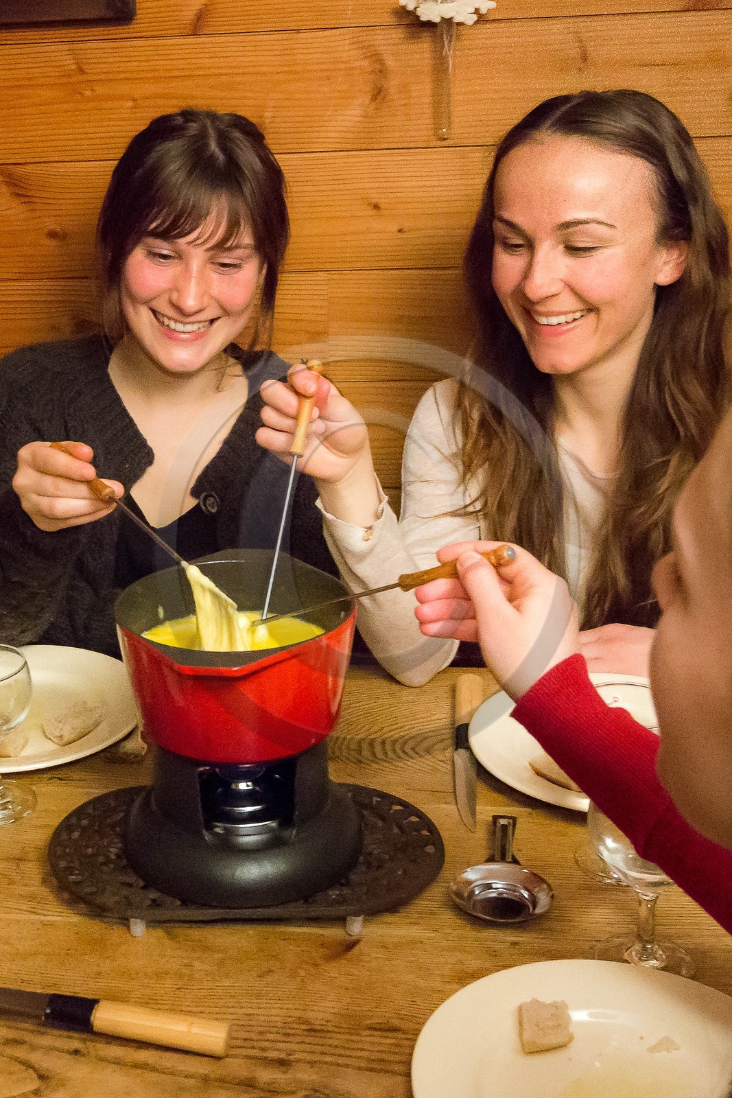 La fondue savoyarde est un plat régional de la gastronomie française La fondue savoyarde est un plat régional de la gastronomie française