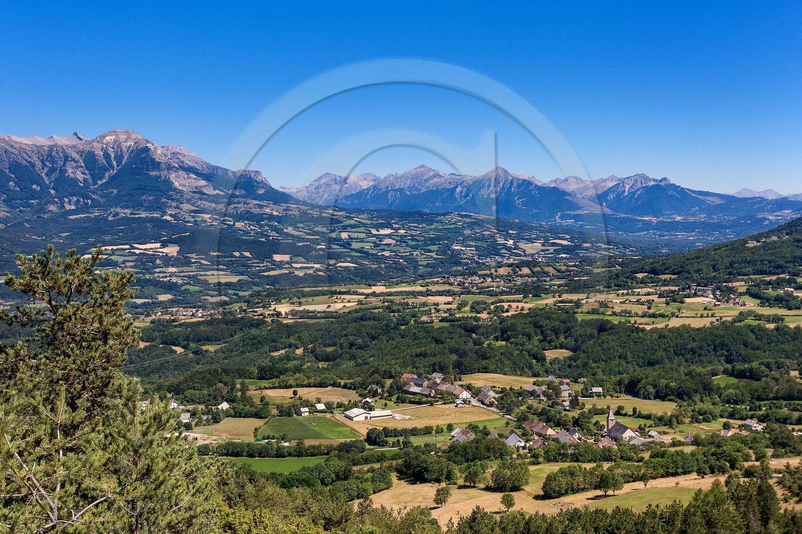 Vallée du Champsaur, le bocage et le village Le Noyer