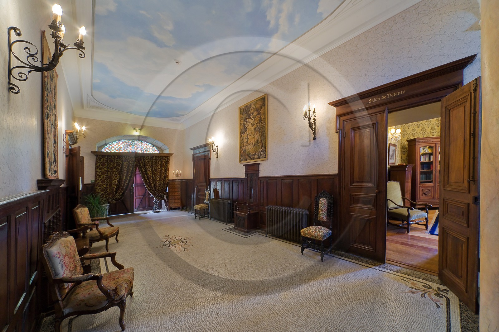 Château de Picomtal, l'entrée et le trompe l'oeil du plafond Château de Picomtal, l'entrée et le trompe l'oeil du plafond