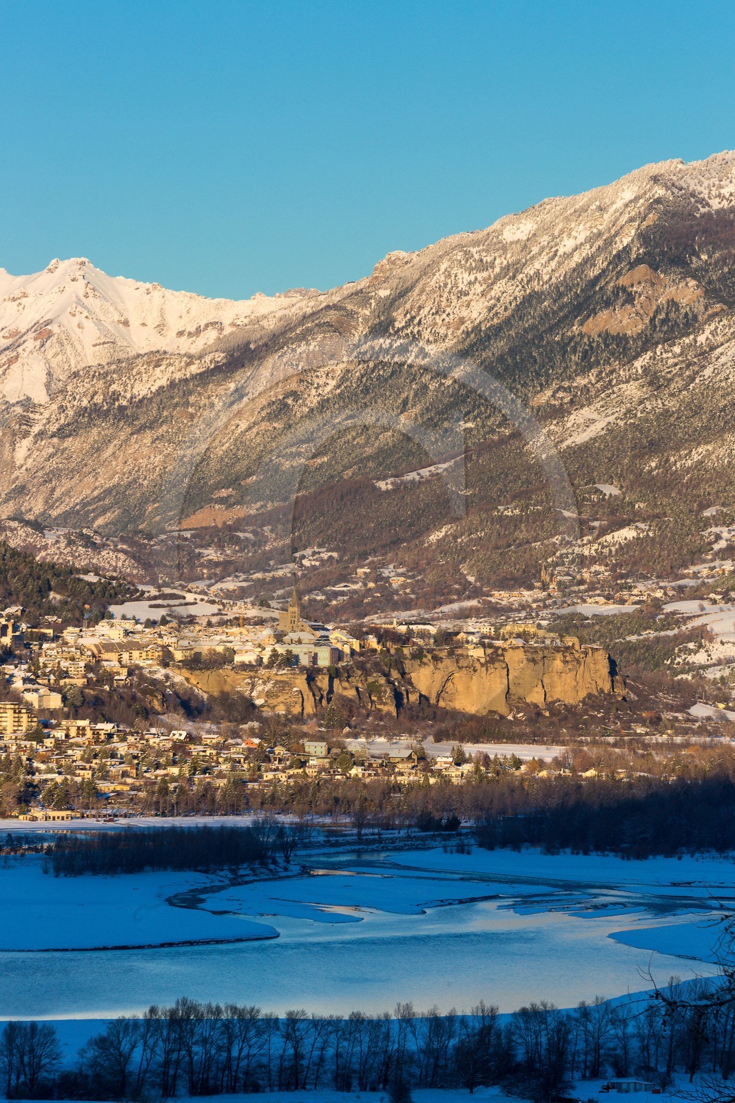 La ville d'Embrun est construite sur un roc et domine la Durance