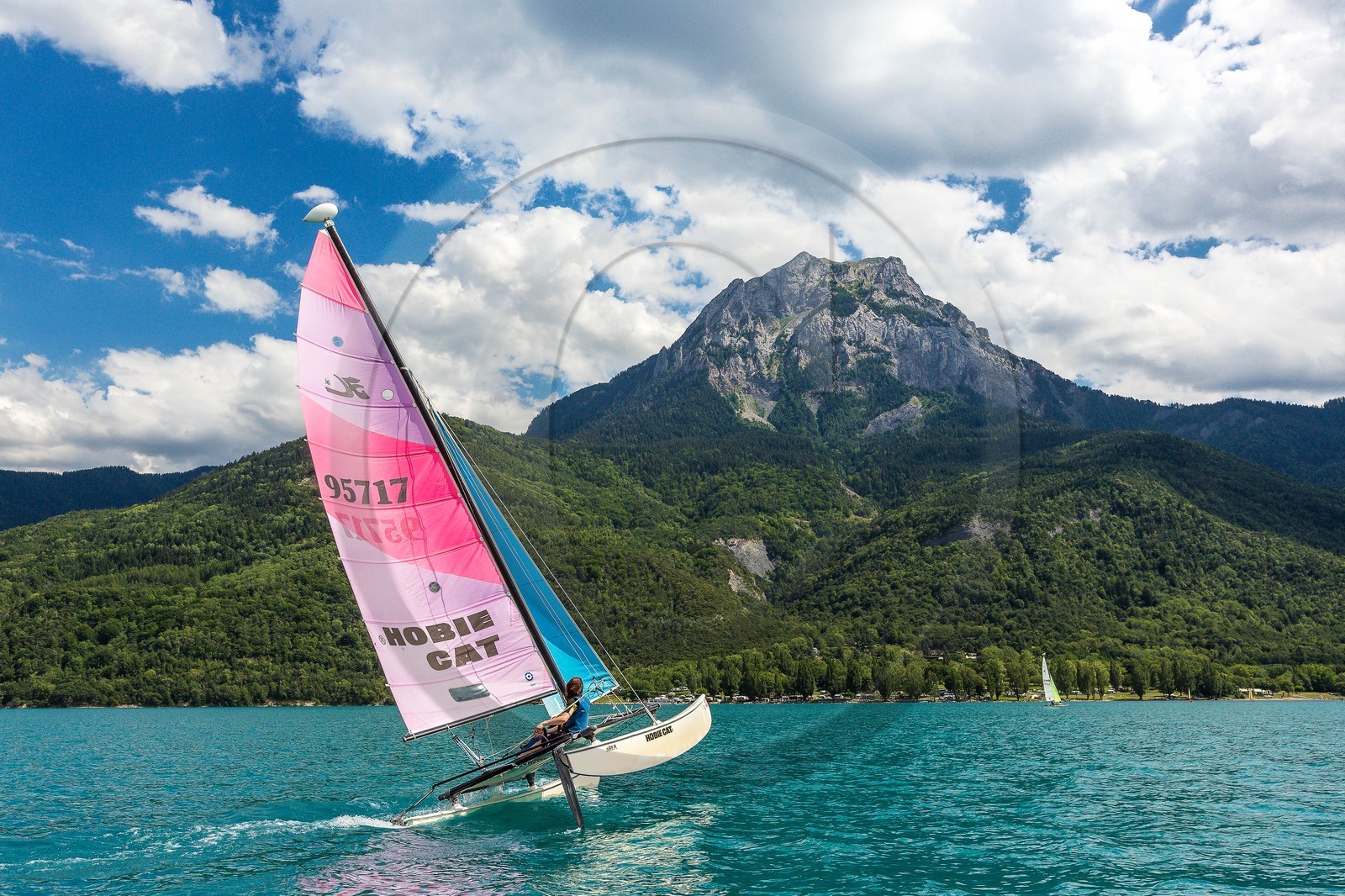 Lac de Serre-Ponçon, navigation catamaran sur le lac