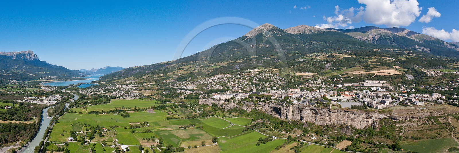 La ville d'Embrun est construite sur un roc et domine la Durance La ville d'Embrun est construite sur un roc et domine la Durance