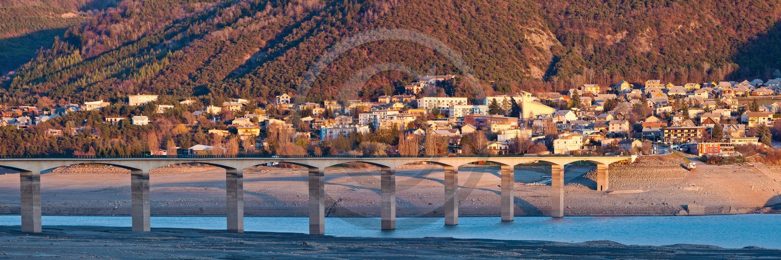Lac de Serre-Ponçon, Savines-le-Lac et le pont Lac de Serre-Ponçon, Savines-le-Lac et le pont