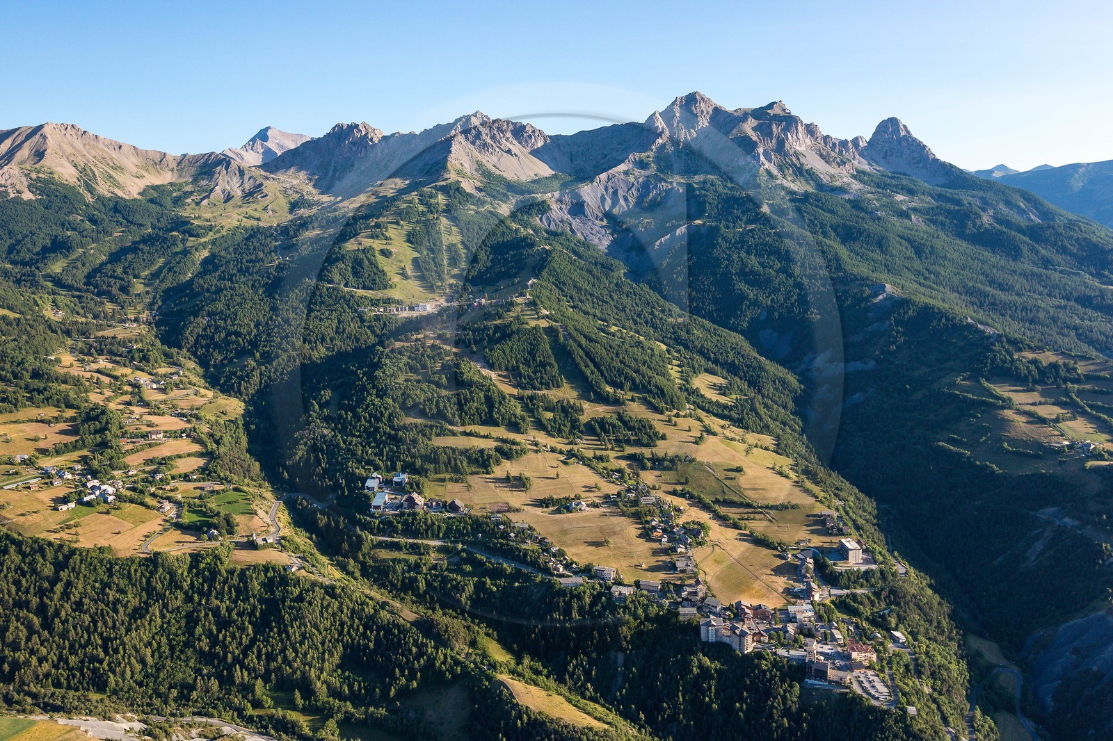 La station de ski Sauze Super-Sauze est une station village située entre 1400 et 2400 m La station de ski Sauze Super-Sauze est une station village située entre 1400 et 2400 m