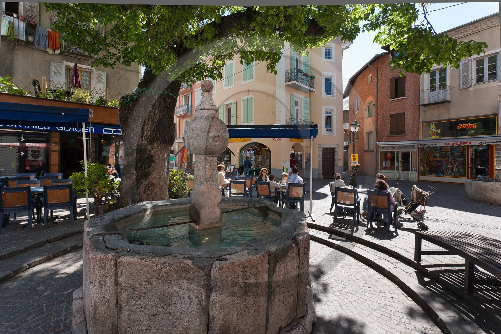 Embrun, place Saint-Marcellin, fontaine de marbre rose de Guillestre du XVIè siècle et tilleul bicentenaire Embrun, place Saint-Marcellin, fontaine de marbre rose de Guillestre du XVIè siècle et tilleul bicentenaire