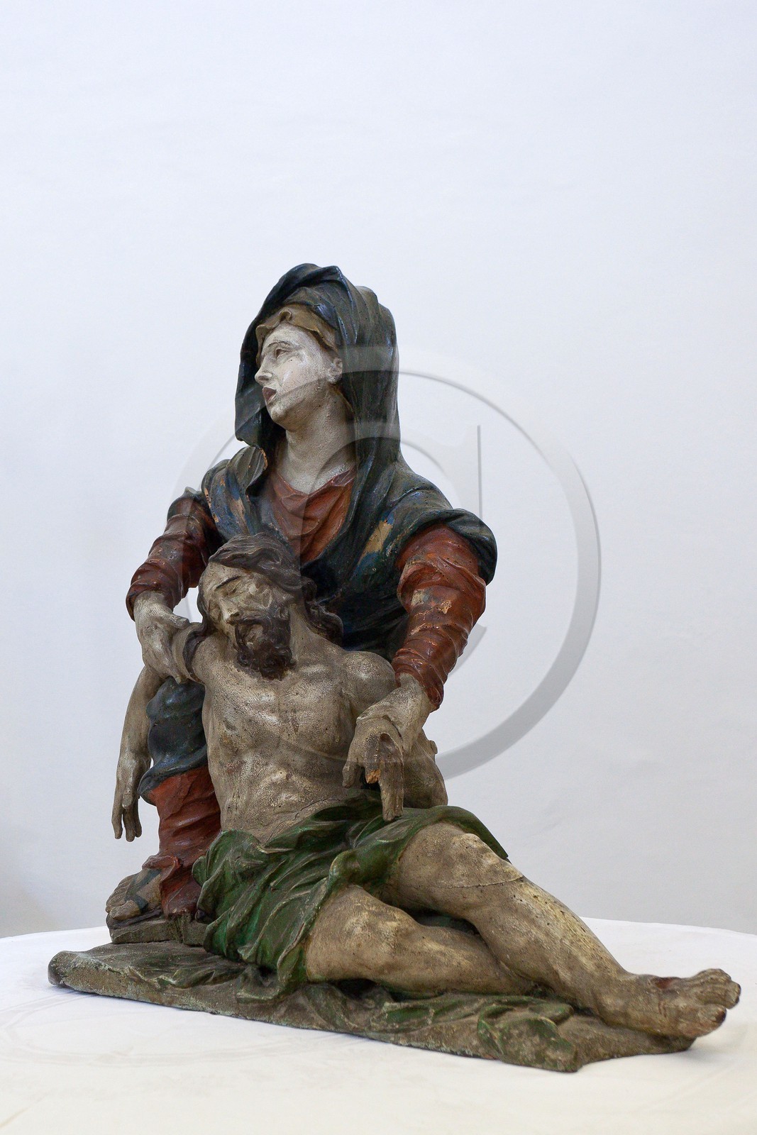 Village de l'Epine, église paroissiale du XIXème siècle recèle une pietà en bois sculptée datant du XIème siècle Village de l'Epine, église paroissiale du XIXème siècle recèle une pietà en bois sculptée datant du XIème siècle