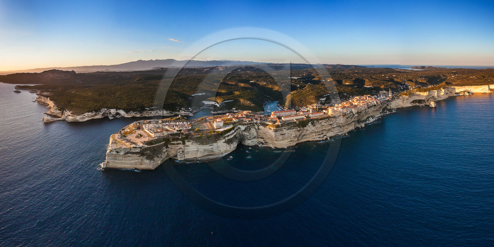 La citadelle et le port de Bonifacio La citadelle et le port de Bonifacio