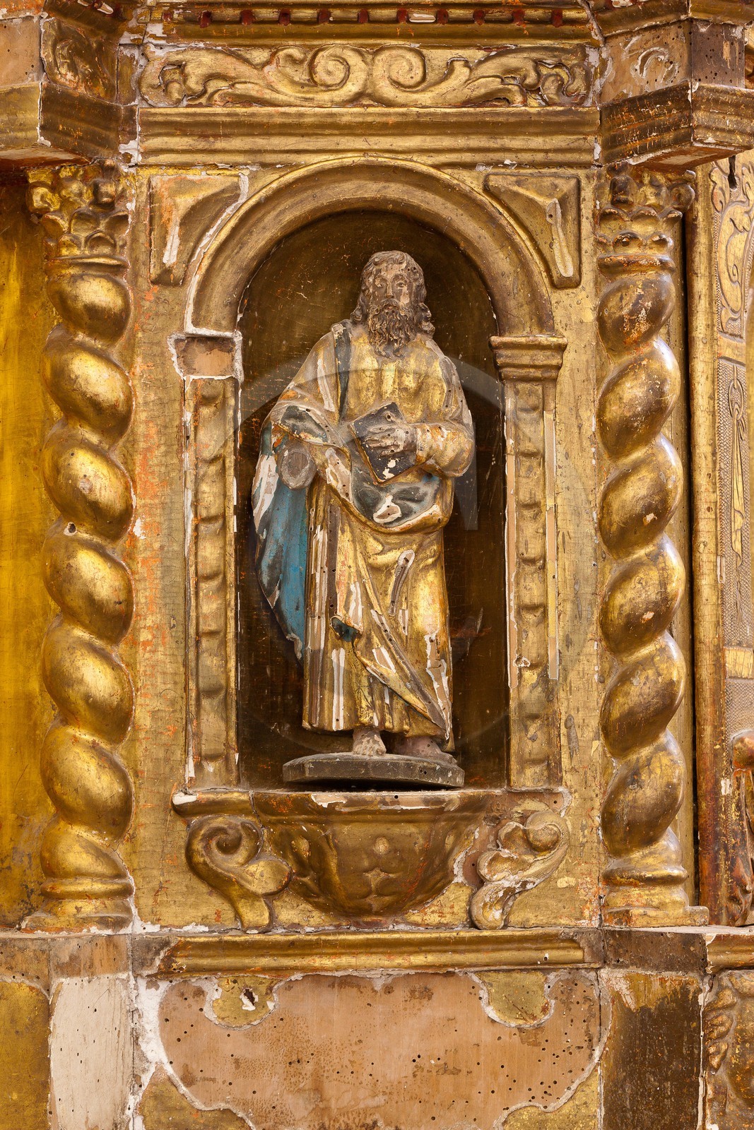 Village de l'Epine, tabernacle en bois doré à coupole byzantine et colonnes torsadées de l' église paroissiale Village de l'Epine, tabernacle en bois doré à coupole byzantine et colonnes torsadées de l' église paroissiale