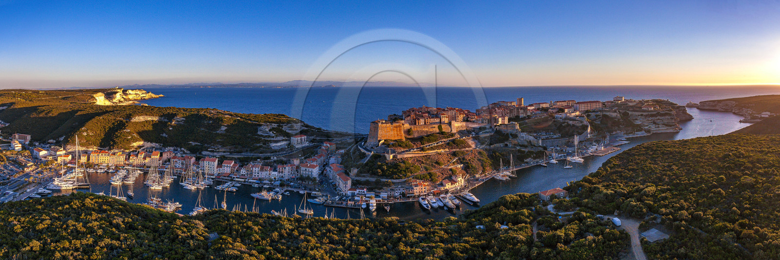La citadelle et le port de Bonifacio La citadelle et le port de Bonifacio