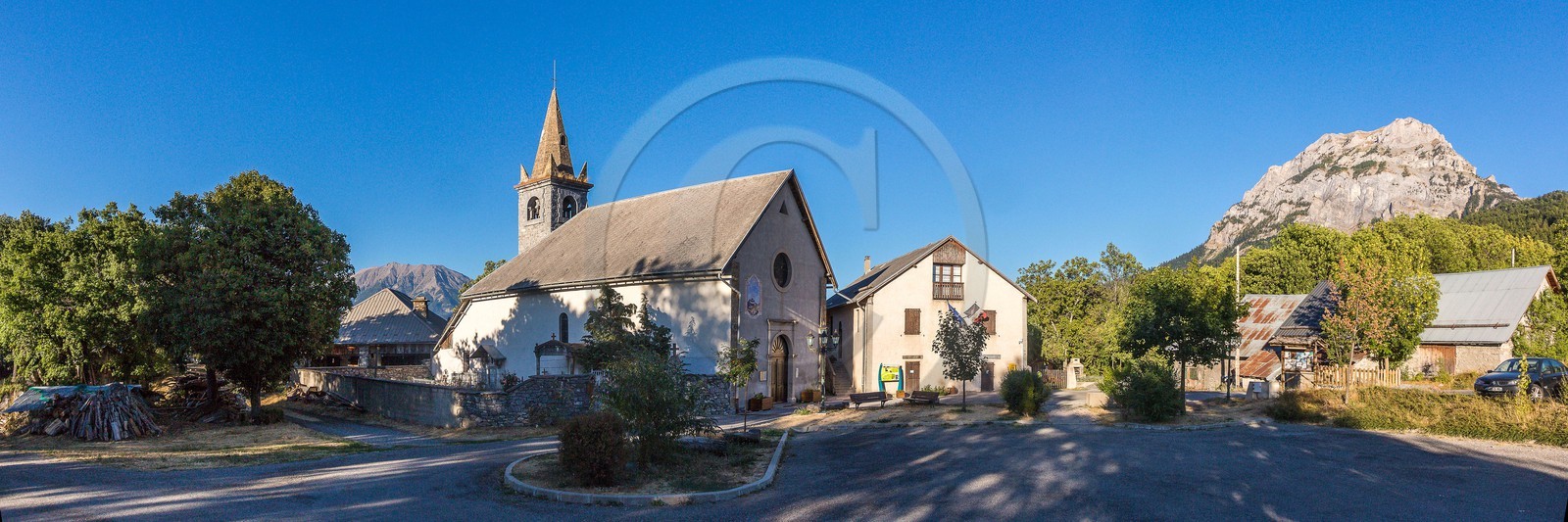 Eglise de l'Ubac de Pontis et le Pic Morgon Eglise de l'Ubac de Pontis et le Pic Morgon