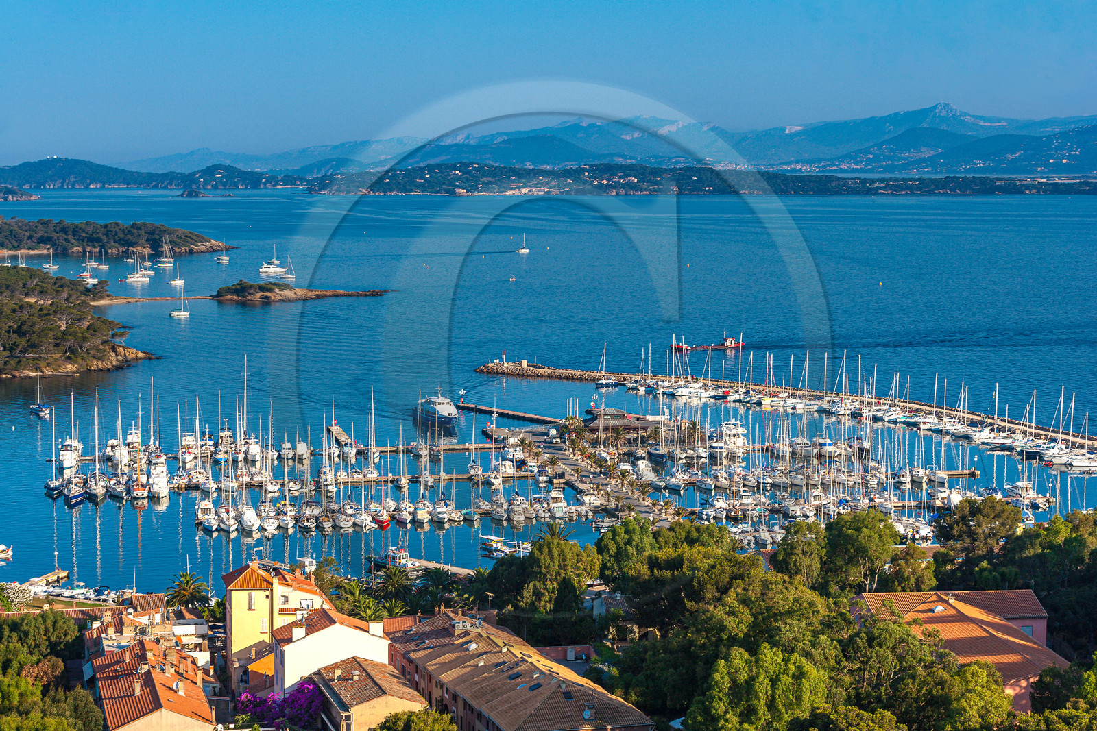 Parc national de Port-Cros, vue de la baie depuis le fort Sainte-Agathe Parc national de Port-Cros, vue de la baie depuis le fort Sainte-Agathe