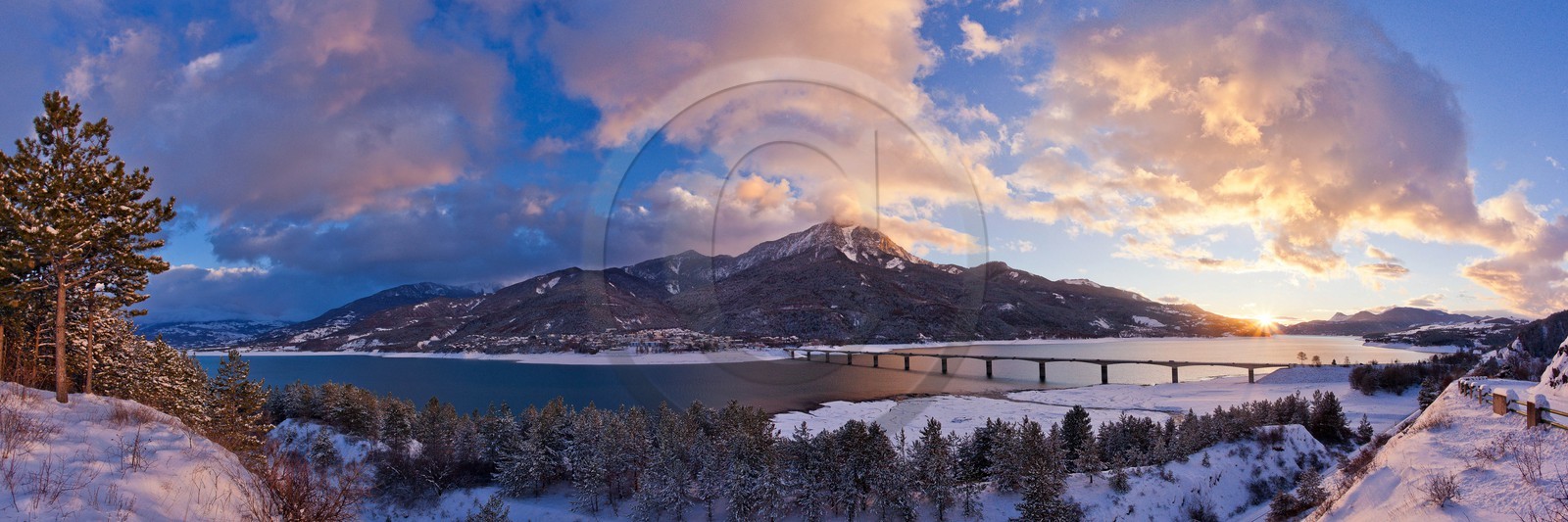 Lac de Serre-Ponçon, Savines-le-Lac, le Pic de Morgon et le pont Lac de Serre-Ponçon, Savines-le-Lac, le Pic de Morgon et le pont
