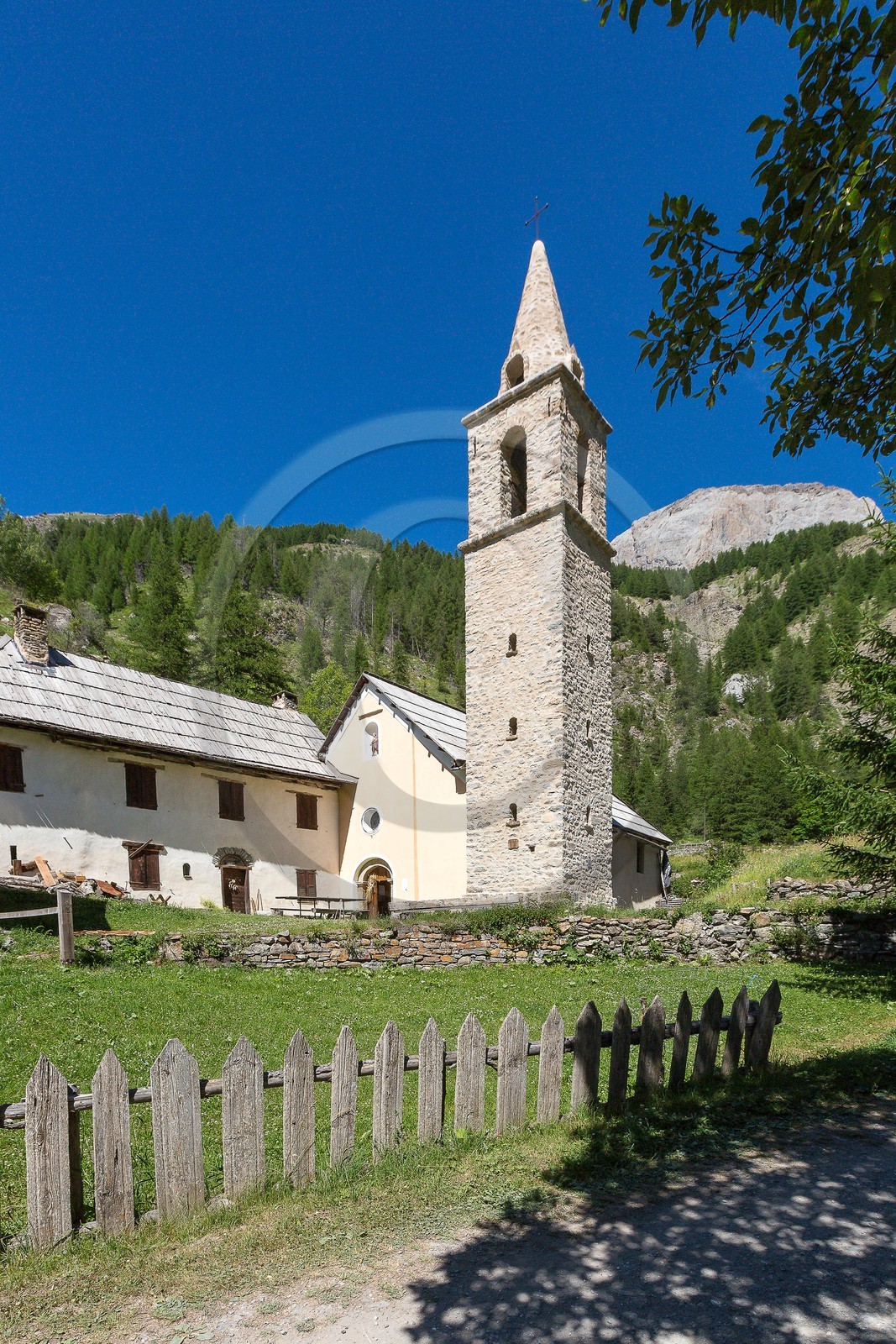 Ubaye, Vallon du Laverq, Chapelle des Pénitents, église Saint-Antoine (XVIIe siècle) et l'ancienne Abbaye Chlaisienne du Laverq (XIIe siècle)
