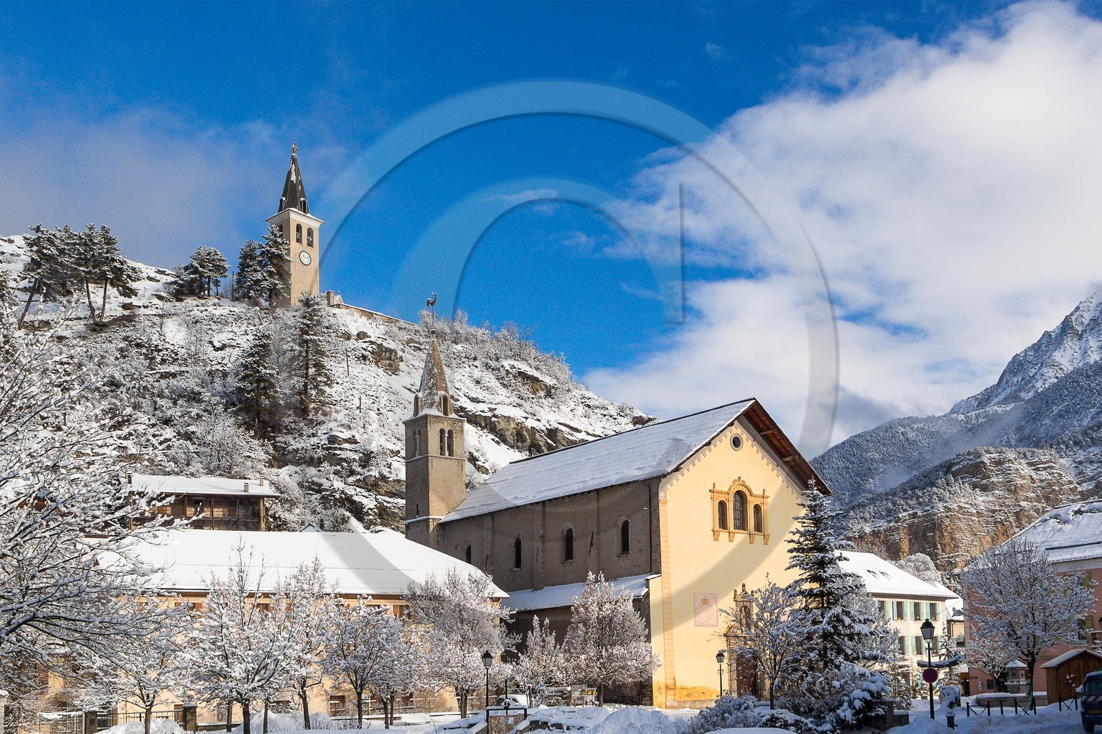 Jausiers, vue du Clocher, église Saint-Nicolas de Myre et le Chastel Jausiers, vue du Clocher, église Saint-Nicolas de Myre et le Chastel