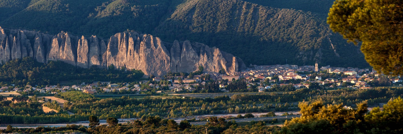 village Les Mées, Les Pénitents des Mées