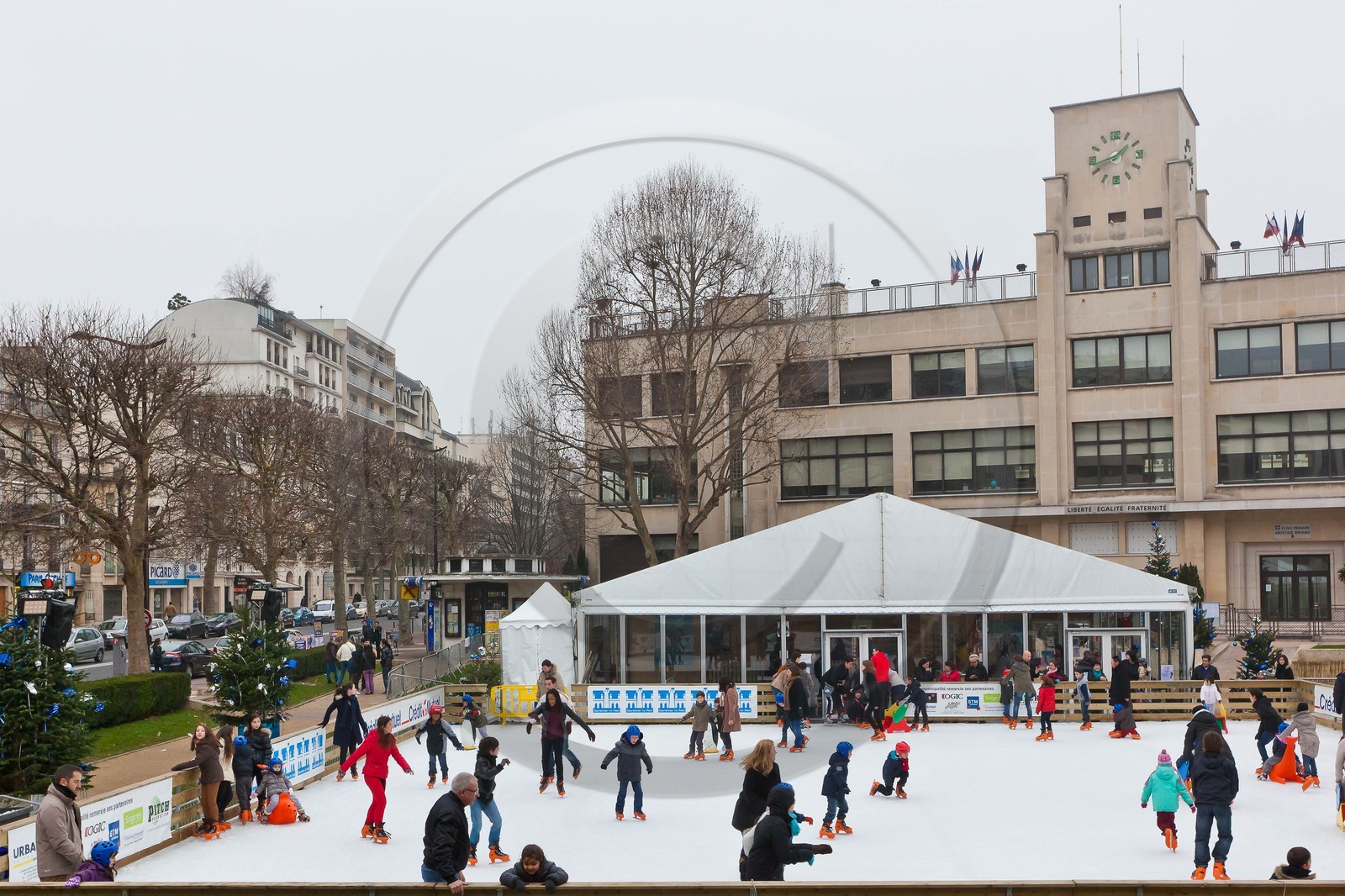 La patinoire en glace naturelle installée par Synerglace à Charenton-le-Pont La patinoire en glace naturelle installée par Synerglace à Charenton-le-Pont
