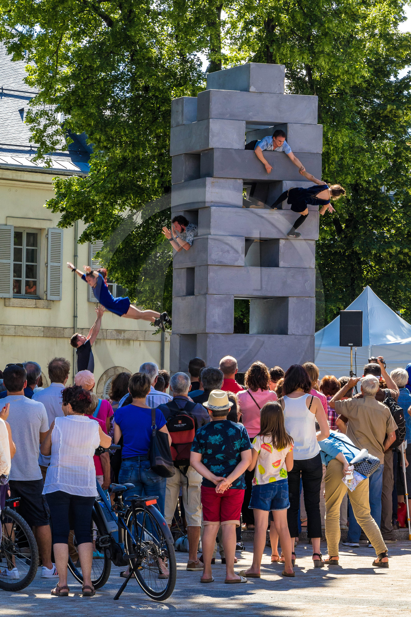 Festival Arts De Rue, Tous dehors (enfin) ! Block, Cie NoFit State Circus & Motion House - cirque & danse Festival Arts De Rue, Tous dehors (enfin) ! Block, Cie NoFit State Circus & Motion House - cirque & danse